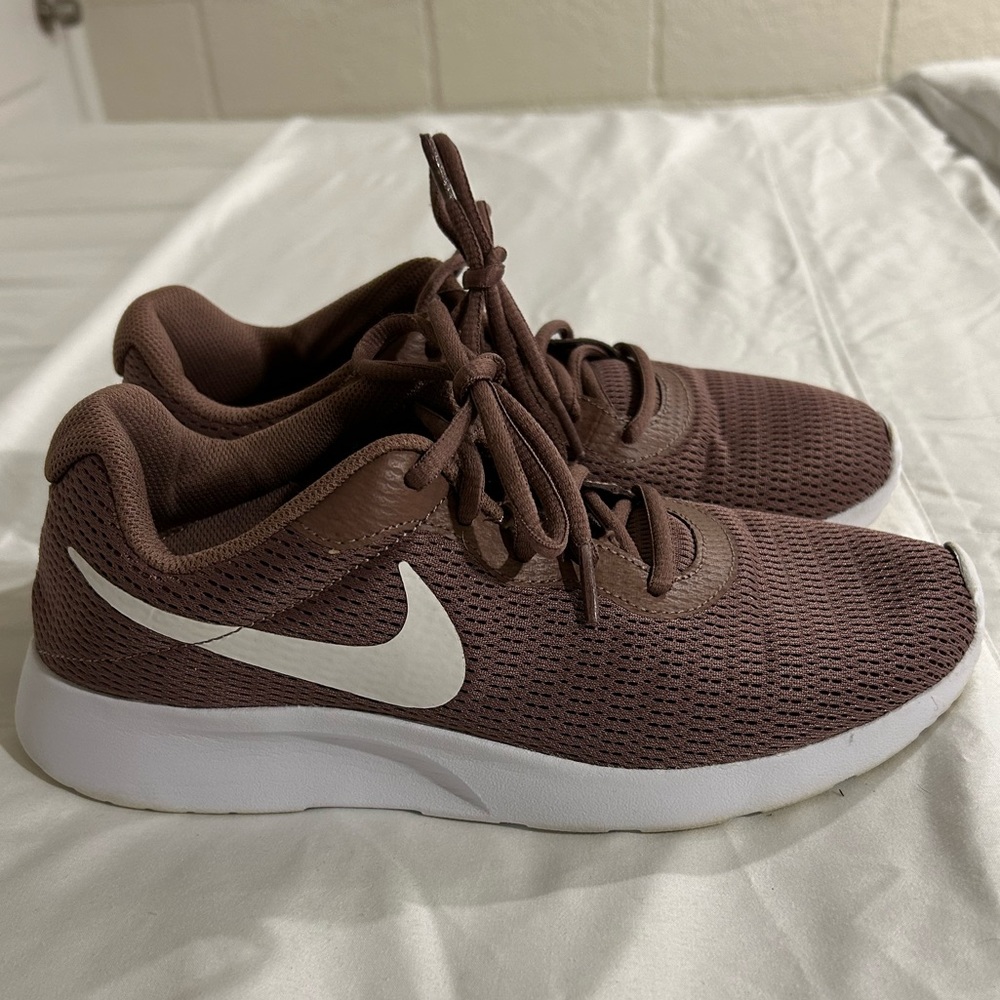 Nike women’s size 8.5 mauve shoes.